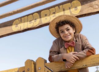 ‘Chico Bento 2’: Isaac Amendoim anuncia sequência do filme sucesso de bilheteria Isaac Amendoim sorrindo vestido como Chico Bento no filme.