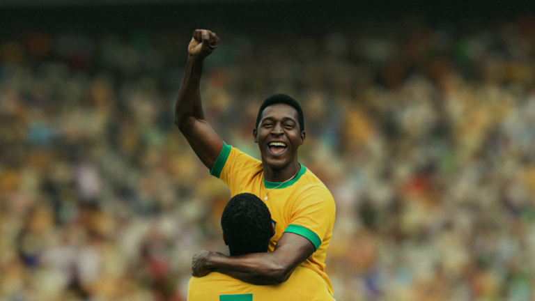 Lucas Agrícola dá vida a Pelé em sua estreia na Netflix 