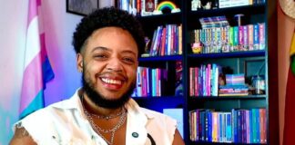 Stefan aposta na leveza e na alegria para falar de transmasculinidade negra: “o bem-viver é urgente” Stefan Costa sorrindo.