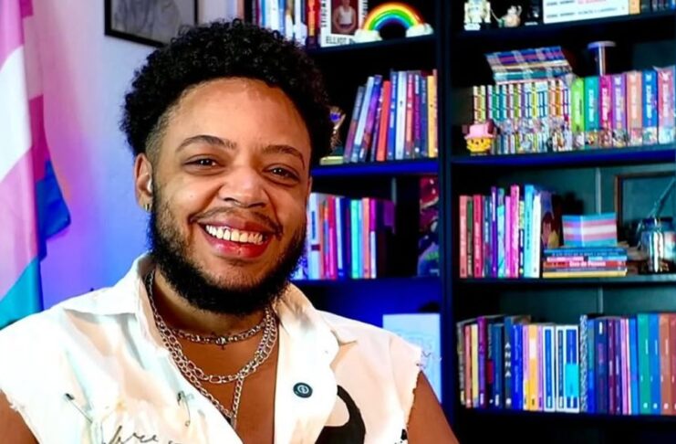 Stefan aposta na leveza e na alegria para falar de transmasculinidade negra: “o bem-viver é urgente” Stefan Costa sorrindo.