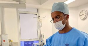Cirurgião Dr. Lucas Diniz com uniforme médico.