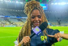 Copa do Mundo: Jordana Araújo estreia como comentarista, analisa chances do Hexa para o Brasil e o protagonismo africano Jornalista negra Jordana Araújo sorri segurando microfone em estúdio de TV.