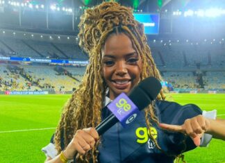 Copa do Mundo: Jordana Araújo estreia como comentarista, analisa chances do Hexa para o Brasil e o protagonismo africano Jornalista negra Jordana Araújo sorri segurando microfone em estúdio de TV.
