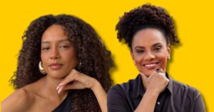 Taís Araujo e Flávia Oliveira posando para fotos com a mão sobre o rosto.