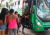 Mobilidade das mulheres no Brasil é tema de estudo que busca influenciar políticas públicas e decisões empresariais Mulheres negras e brancas pegando o transporte público na cidade.