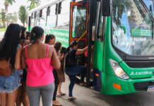 Mobilidade das mulheres no Brasil é tema de estudo que busca influenciar políticas públicas e decisões empresarias Mulheres negras e brancas pegando o transporte público na cidade.