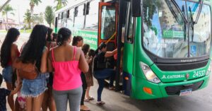 Mulheres negras e brancas pegando o transporte público na cidade.