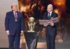 Trump transforma a Copa do Mundo em palco de racismo e xenofobia nos Estados Unidos Donald Trump receber o prêmio da paz da FIFA no palco.