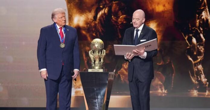 Donald Trump receber o prêmio da paz da FIFA no palco.