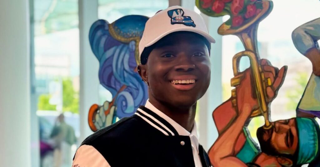 Daniel Cressy sorridente após tratamento contra a anemia falciforme.