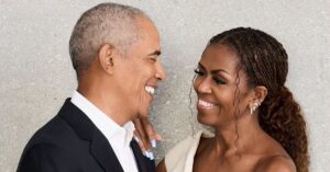 Barack e Michelle Obama sorrindo e juntos no Centro Presidencial em Chicago.