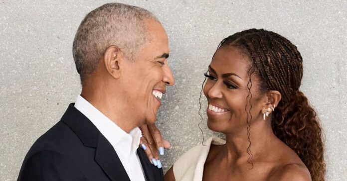 Barack e Michelle Obama sorrindo e juntos no Centro Presidencial em Chicago.