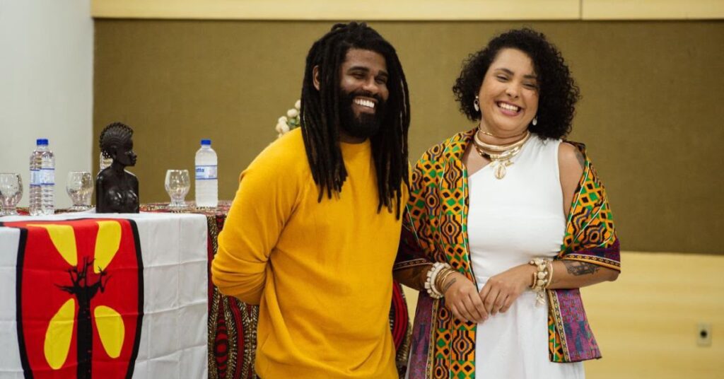 Psicólogos Rômulo Mafra e Luara Matos sorriem em foto.