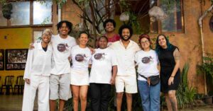 Coletivo Tempero de Oyá reunido e sorridente para a foto.