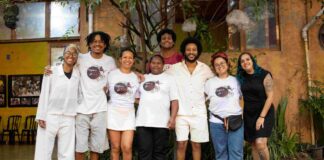 Coletiva Tempero de Oyá lança cartilha on-line e gratuita com receitas e reflexões sobre cultura alimentar afro-brasileira Coletivo Tempero de Oyá reunido e sorridente para a foto.