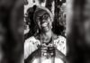 Processo inédito pode tirar cargo de juiz por racismo religioso contra chef Solange Borges Chef Solange Borges sorridente em foto preto e branco com roupas do candomblé.