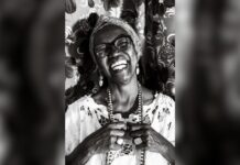 Processo inédito pode tirar cargo de juiz por racismo religioso contra chef Solange Borges Chef Solange Borges sorridente em foto preto e branco com roupas do candomblé.