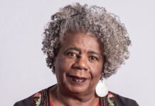 Conceição Evaristo é premiada na Powerlist Mundo Negro 2026 na categoria ‘Trajetória Transformadora’ Retrato de Conceição Evaristo sorrindo com seu cabelo crespo grisalho.
