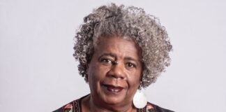 Conceição Evaristo é premiada na Powerlist Mundo Negro 2026 na categoria ‘Trajetória Transformadora’ Retrato de Conceição Evaristo sorrindo com seu cabelo crespo grisalho.