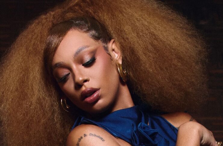 Powerlist Mundo Negro 2026: Com quase 20 mil votos, prêmio anuncia vencedoras da quinta edição Retrato da cantora Urias com o cabelo crespo volumoso.