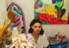 “Observe Espaço-Entre” chega à CAIXA Cultural Rio de Janeiro Conativo posa diante de obra da exposição Observe o Espaço-Entre