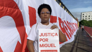 Mirtes Renata durante ato por justiça para Miguel Otávio