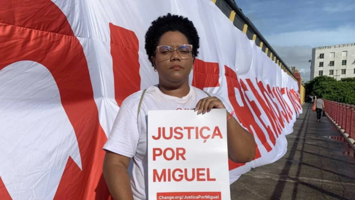 Mirtes Renata durante ato por justiça para Miguel Otávio