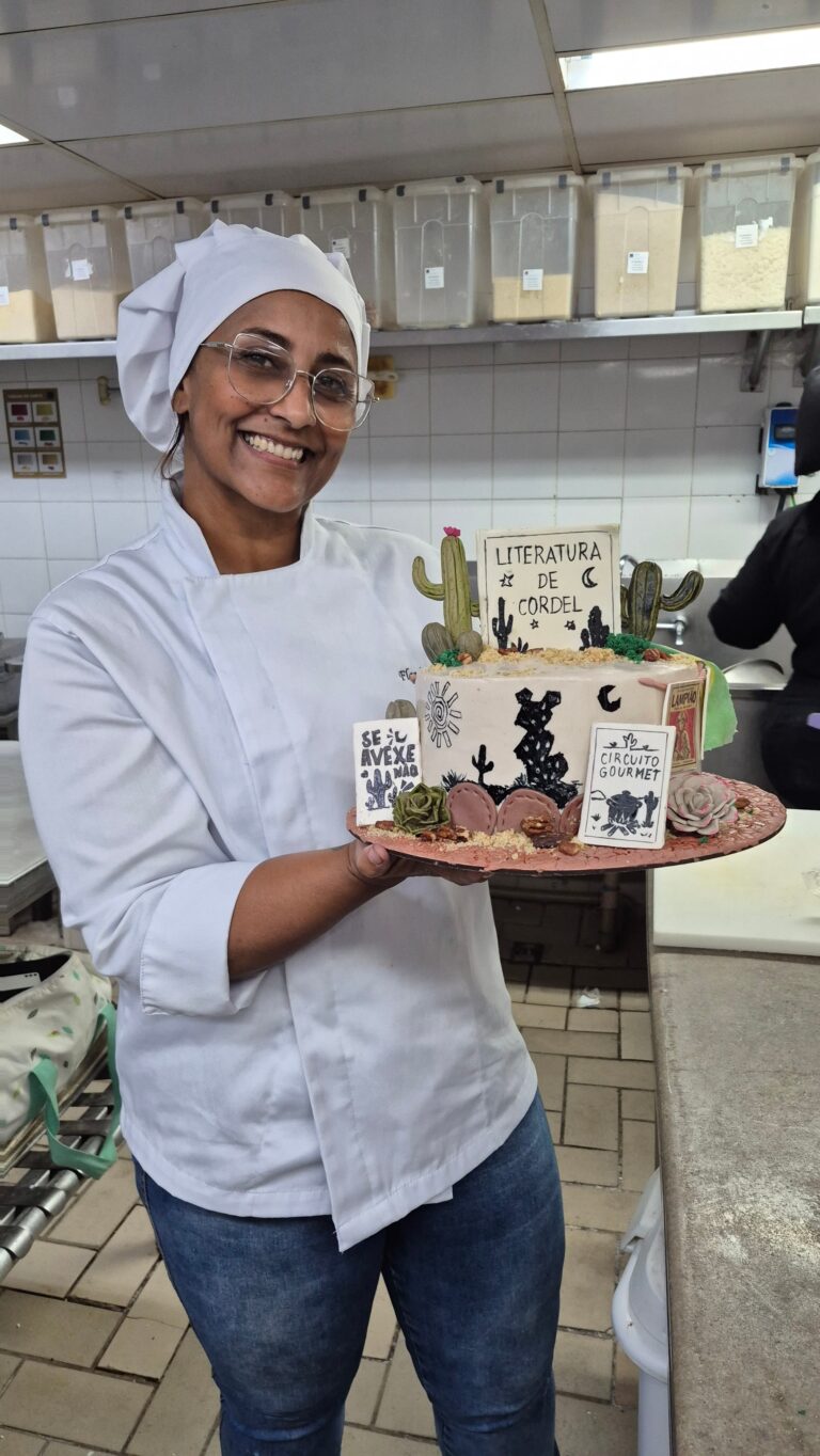 A confeiteira de Bangu que entrou na UFRJ aos 51 anos e conquistou pódio nacional com um bolo de literatura de cordel