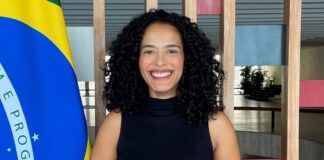 Após ser barrada por banca racial, Flávia Medeiros conquista posse no Itamaraty