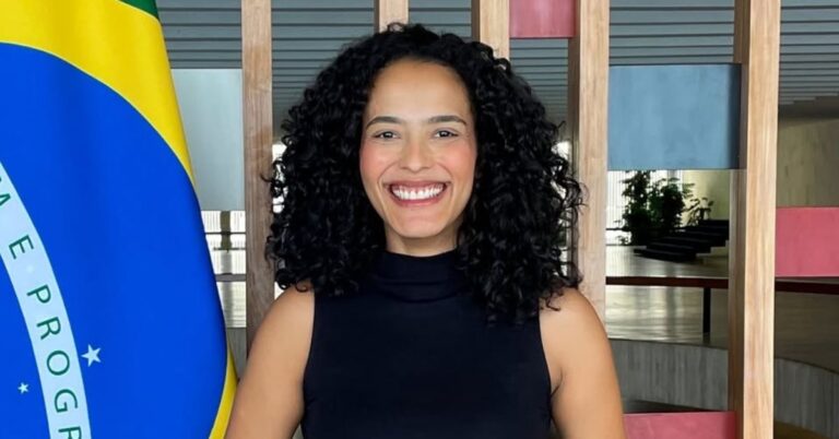 Após ser barrada por banca racial, Flávia Medeiros conquista posse no Itamaraty