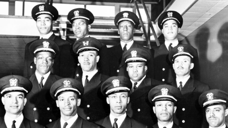 A história dos 13 oficiais negros da Marinha dos EUA que alcançaram a maior nota com metade do tempo