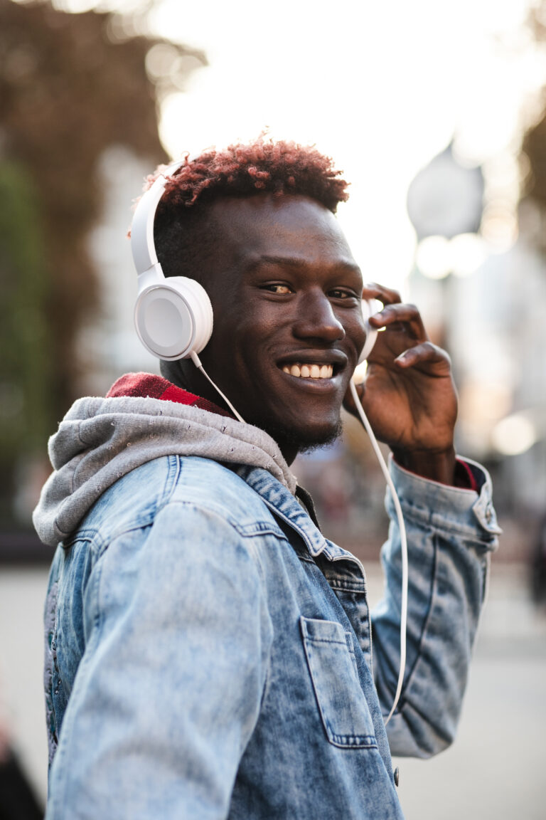 Ouvir as mesmas músicas repetidamente ajuda o cérebro a lidar com emoções