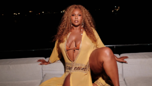 Lizzo posa para a capa digital da Sports Illustrated Swimsuit