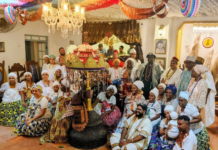 Rei de Oyó visita a Bahia para fortalecer patrimônio iorubá Rei de Oyó durante visita à Casa de Oxumarê, em Salvador