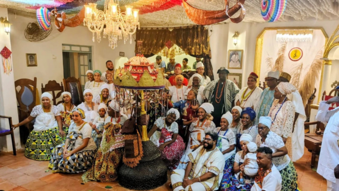 Foto: Divulgação Rei de Oyó durante visita à Casa de Oxumarê, em Salvador