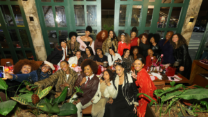 Mulheres negras reunidas no jantar da Avon em celebração ao 25 de Julho