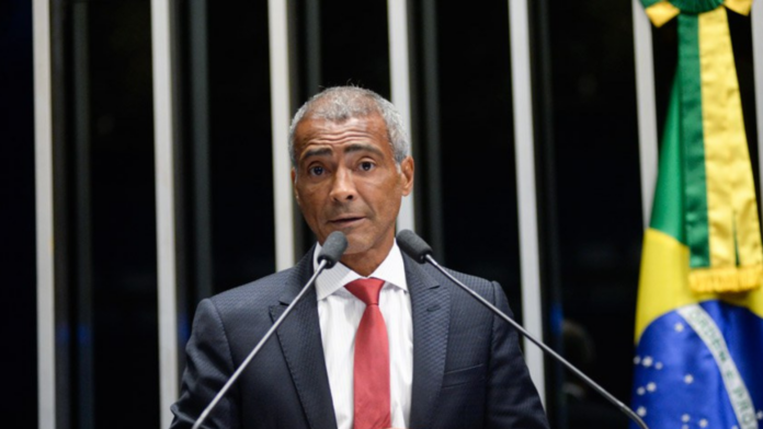 Romário participa de sessão do Senado