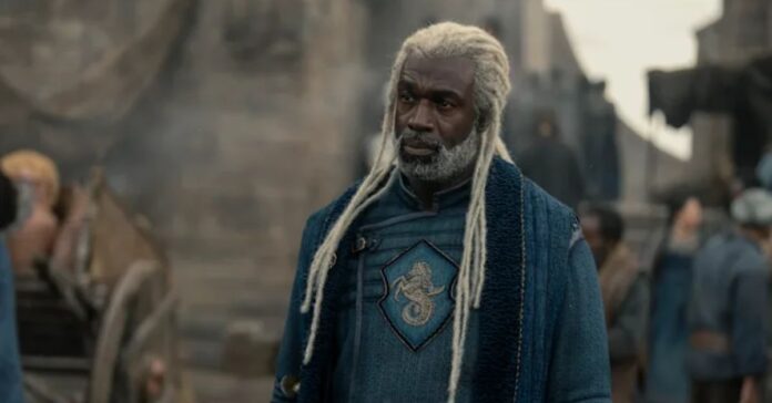 Corlys Velaryon Steve Toussaint como Corlys Velaryon em cena da série