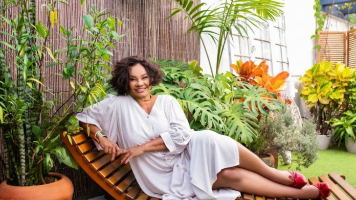 Solange Couto posa sorrindo