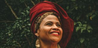 Chef Flávia Alves transformou almoços no quintal de casa em referência da cultura afro em Paraty Flávia Alves usando o turbante vermelho