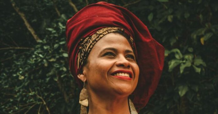 Chef Flávia Alves Flávia Alves usando o turbante vermelho