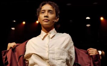 Taís Araujo reivindica a busca por pertencimento e identidade de mulheres negras na peça “Mudando de Pele” Taís Araujo atuando na peça "Mudando de Pele"