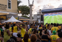 Arraiá Gastronomia Preta transmite Brasil x Noruega no Rio Público no Arraiá Gastronomia Preta assiste jogo em telão