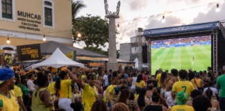 Arraiá Gastronomia Preta transmite Brasil x Noruega no Rio Público no Arraiá Gastronomia Preta assiste jogo em telão