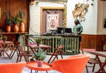 Casa Savana: onde a gastronomia e a cultura ancestral se encontram Espaço da Casa Savana com DJ tocando música ao fundo.