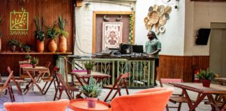 Casa Savana: onde a gastronomia e a cultura ancestral se encontram Espaço da Casa Savana com DJ tocando música ao fundo.