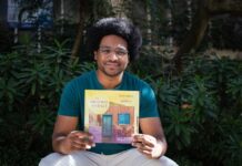 Wesley Barbosa estreia na literatura infantil com “Os barraquinhos da favela” na FLIP 2026 Wesley Barbosa segurando o seu primeiro livro infantil.