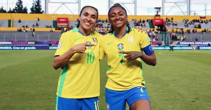 Marta e Kerolin Marta e Kerolin representando a seleção brasileira feminina de futebol.