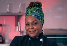Chef Dani Pimenta inaugura Fulô, um espaço que exalta a gastronomia e a ancestralidade negra em SP Chef Dani Pimenta sorrindo na cozinha