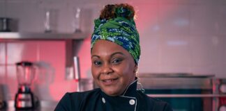 Chef Dani Pimenta inaugura Fulô, um espaço que exalta a gastronomia e a ancestralidade negra em SP Chef Dani Pimenta sorrindo na cozinha